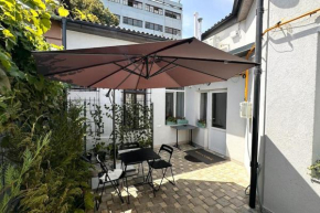 Apartament central cu curte privată